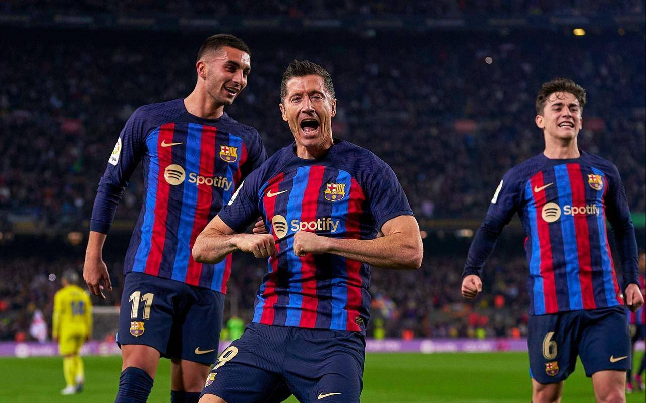 开云体育app-斯图加特训练开放日，赛前战术微调引欢呼，国王杯在即，年轻球员得到机会的简单介绍