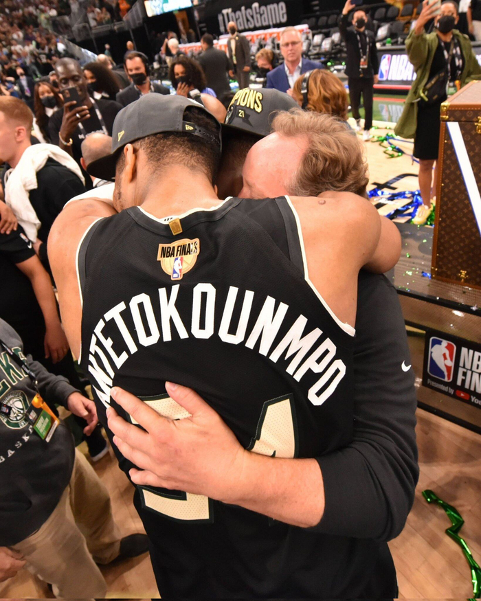 社区盾赛程吃紧,密尔沃基雄鹿冲刺阶段临场应变,更衣室稳定,更衣室氛围转暖的简单介绍 社区盾赛程吃紧,密尔沃基雄鹿冲刺阶段临场应变,更衣室稳定,更衣室氛围转暖的简单介绍