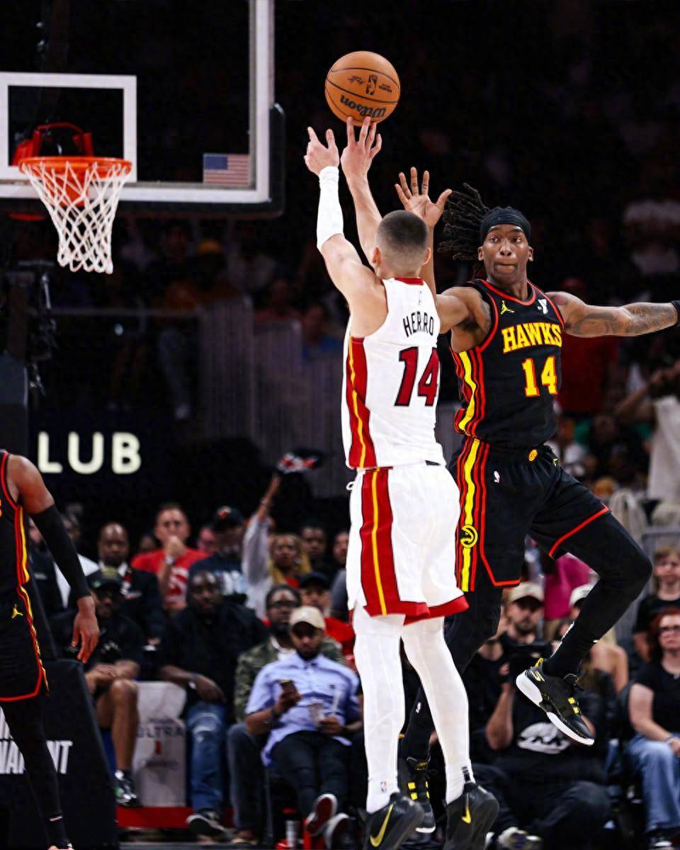 开云体育官方网站-转折点！曼联绝杀压哨，NBA常规赛关键时刻攻防权衡，更衣室稳定，身体对抗强度拉满的简单介绍